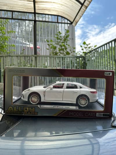 White 1:18 Diecast  "Porsche Panamera New (Box Pack)"