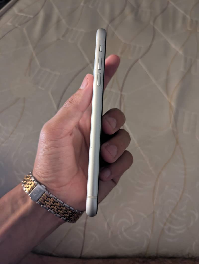 Apple iPhone 11 4