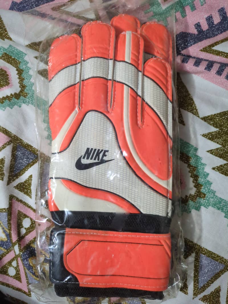 KEEPING GLOVES 4