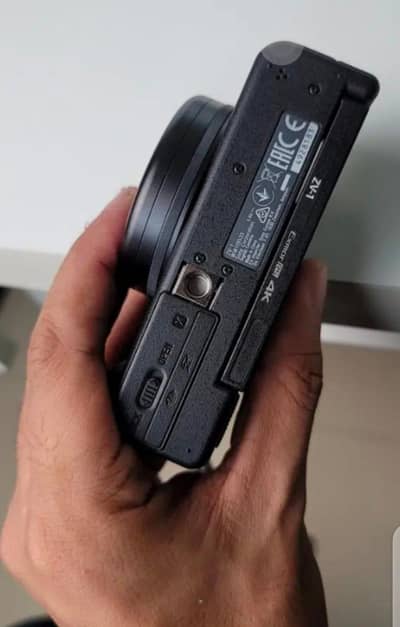selling my almost new sony ZV-1 vlogging camera