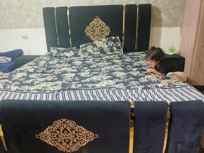 King size bed set Bilkul new condition ha urgent sale