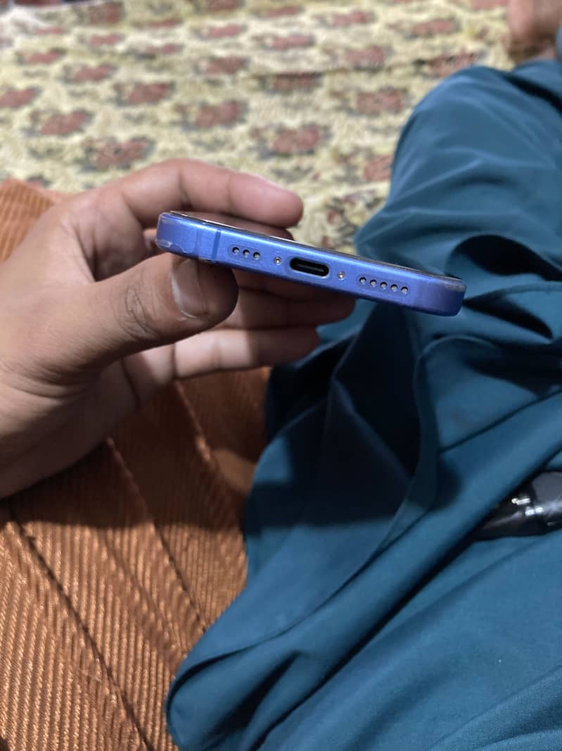 Apple iPhone 16 3