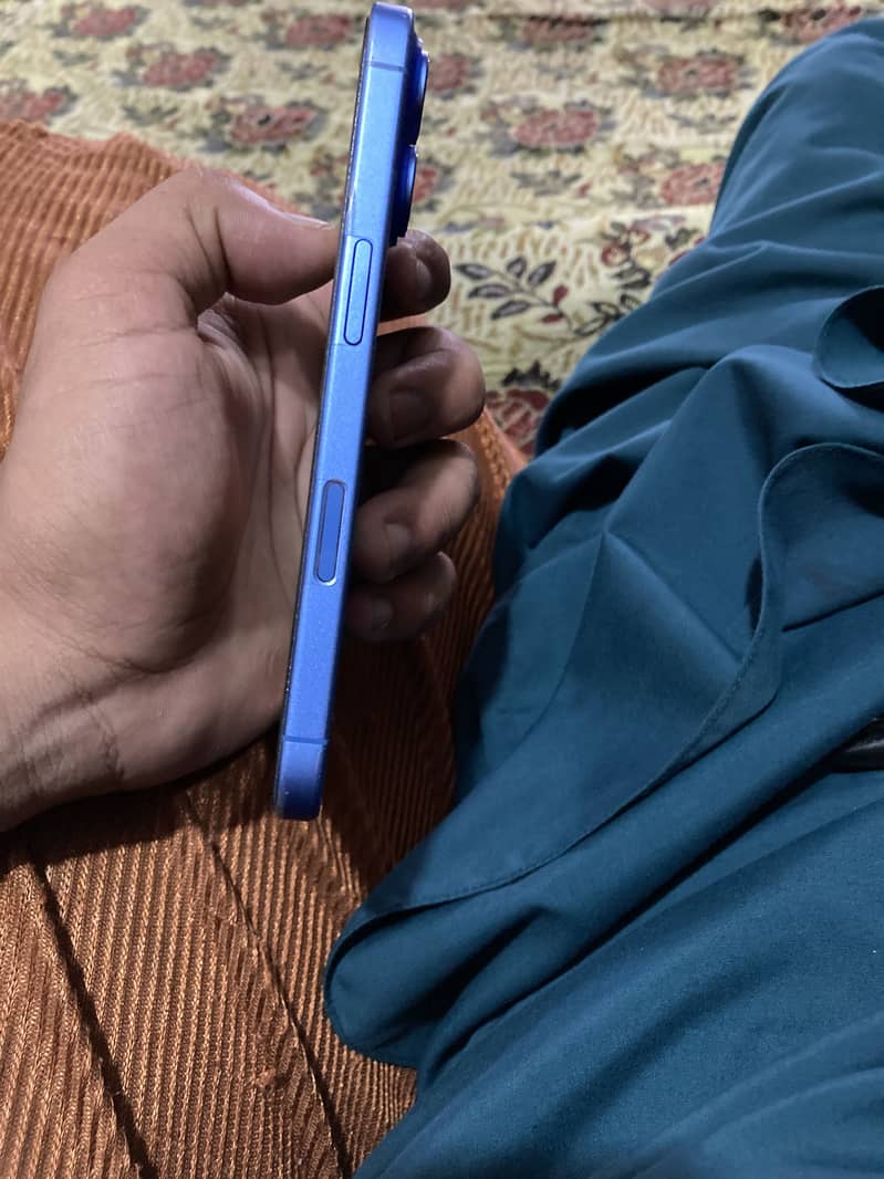Apple iPhone 16 4
