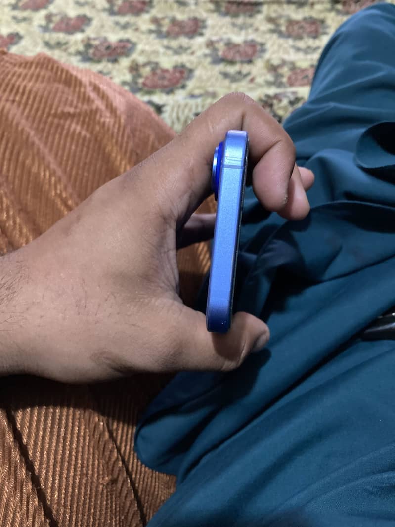 Apple iPhone 16 5