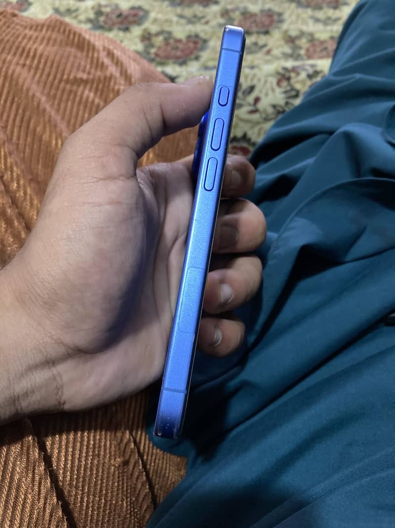 Apple iPhone 16 6
