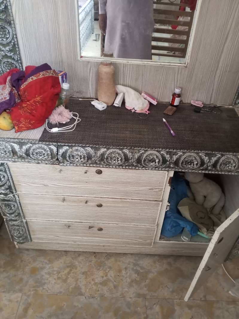 Dressing And Side Table 0