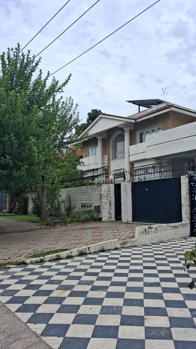 600 Yards House Is Available For Sale In Sector I-8/2 Islamabad