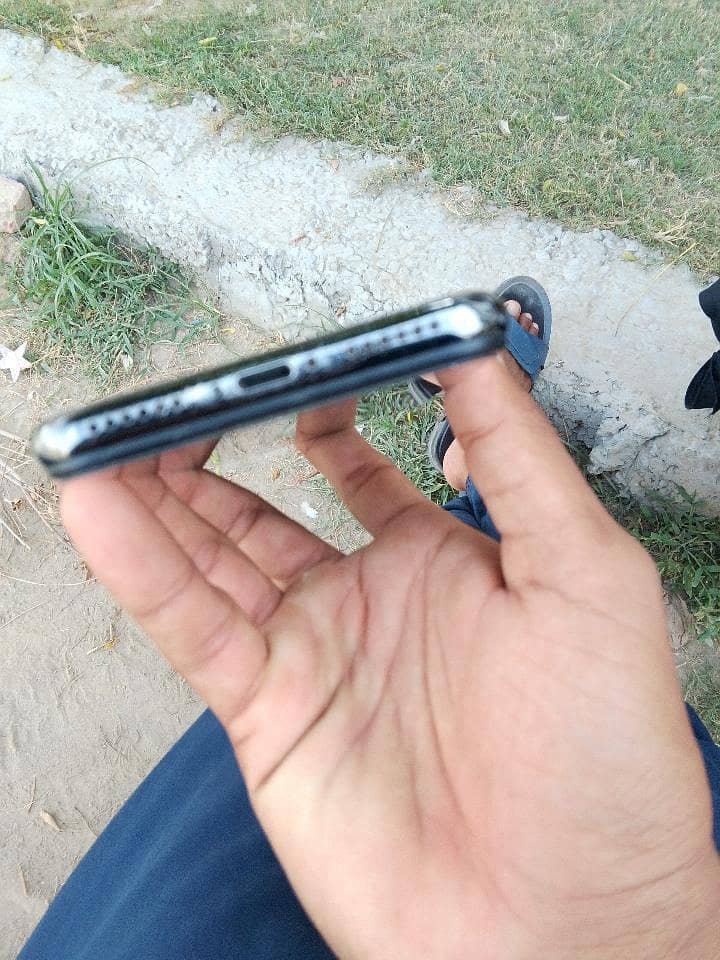 Apple iPhone X 4