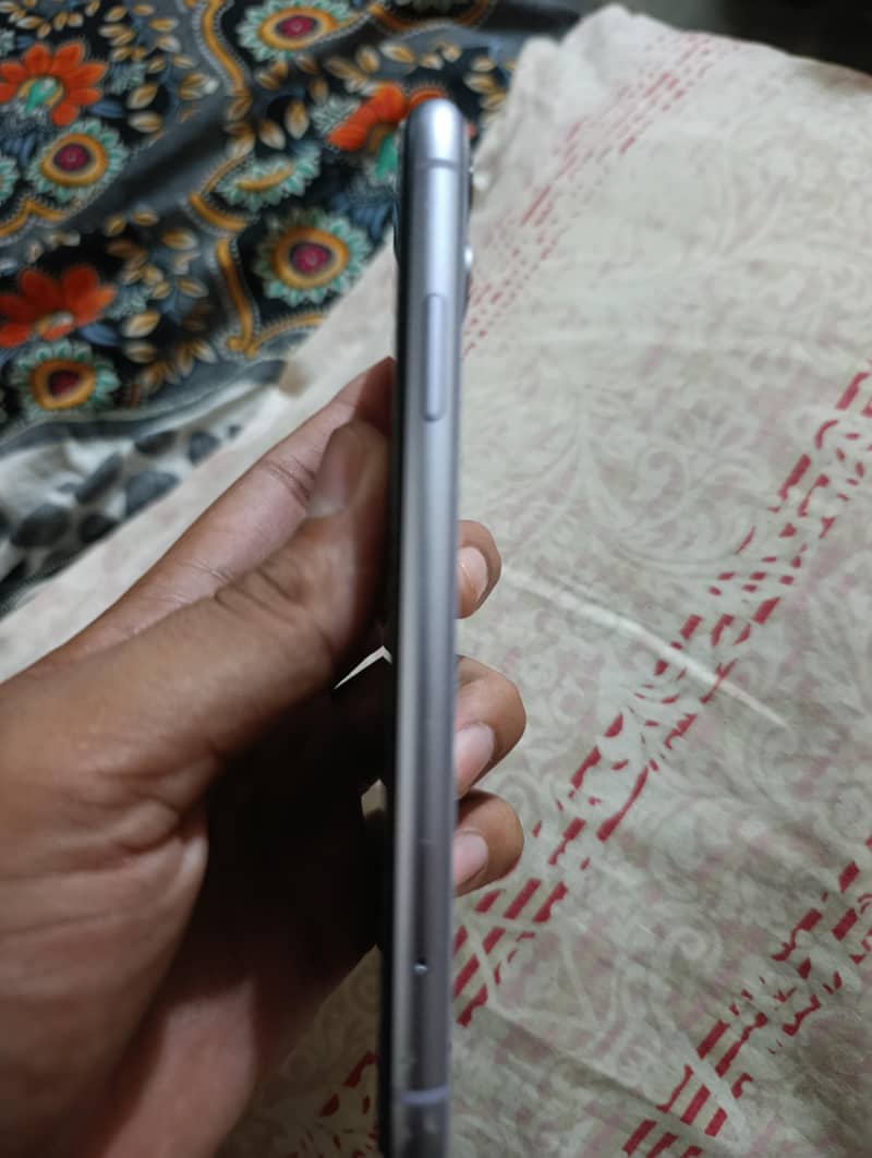 Apple iPhone 11 4