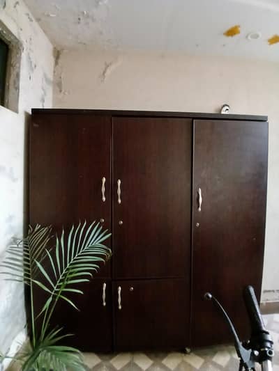 wooden almari condition 10/8