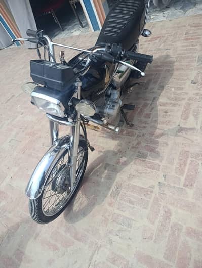 03007685281 Honda 125 self start. black colour.