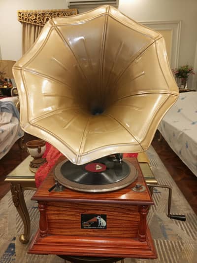 Gramophone in Excellent Working Condition. Video Available on WhatsApp
