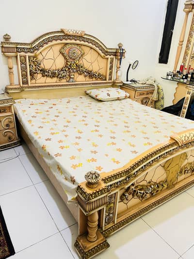 Wooden Luxury bed Set