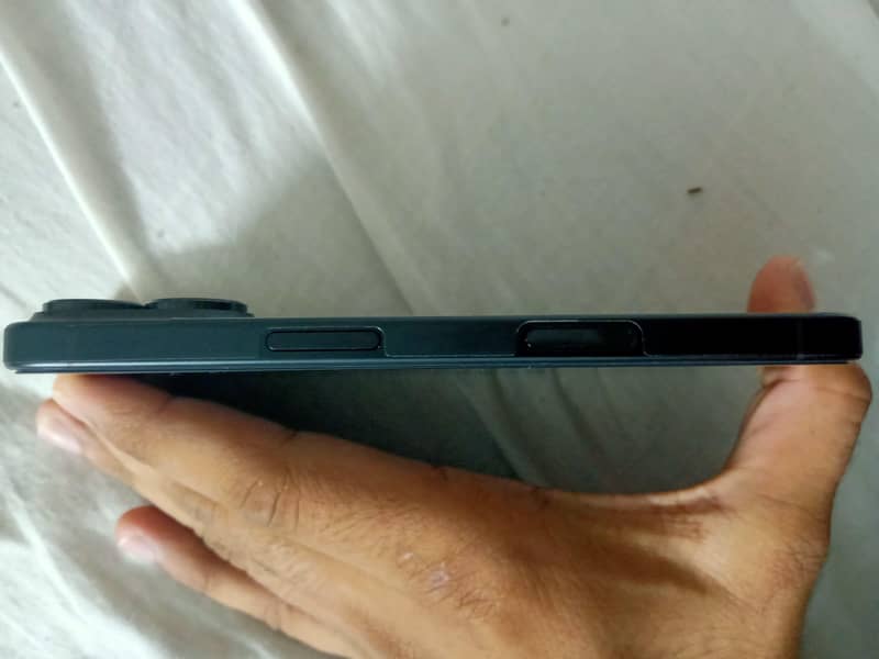 Apple iPhone 16 4