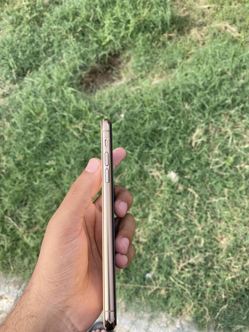 Apple iPhone 11 Pro Max 4