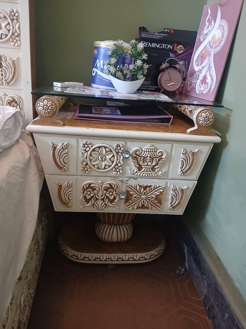 Bed with side table and dressing table 3
