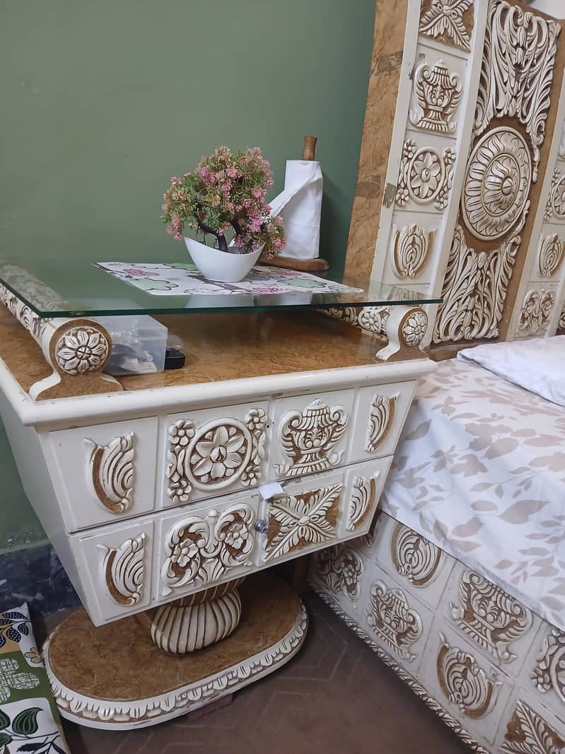 Bed with side table and dressing table 4