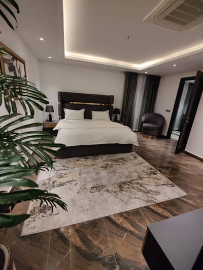Luxury 3 bed appartment available in Goldcrest Mall phase 4 DHA on per day rent