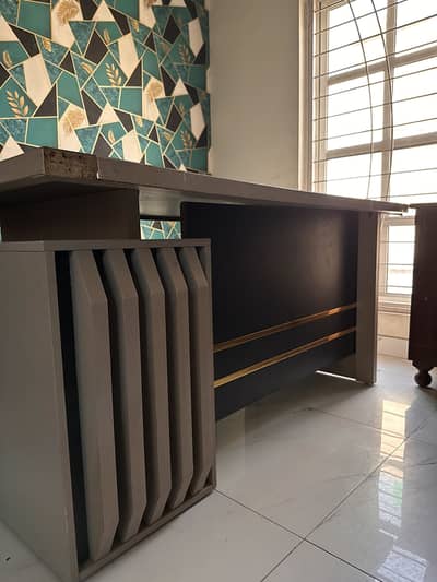 Large Size Table 9/10 condition