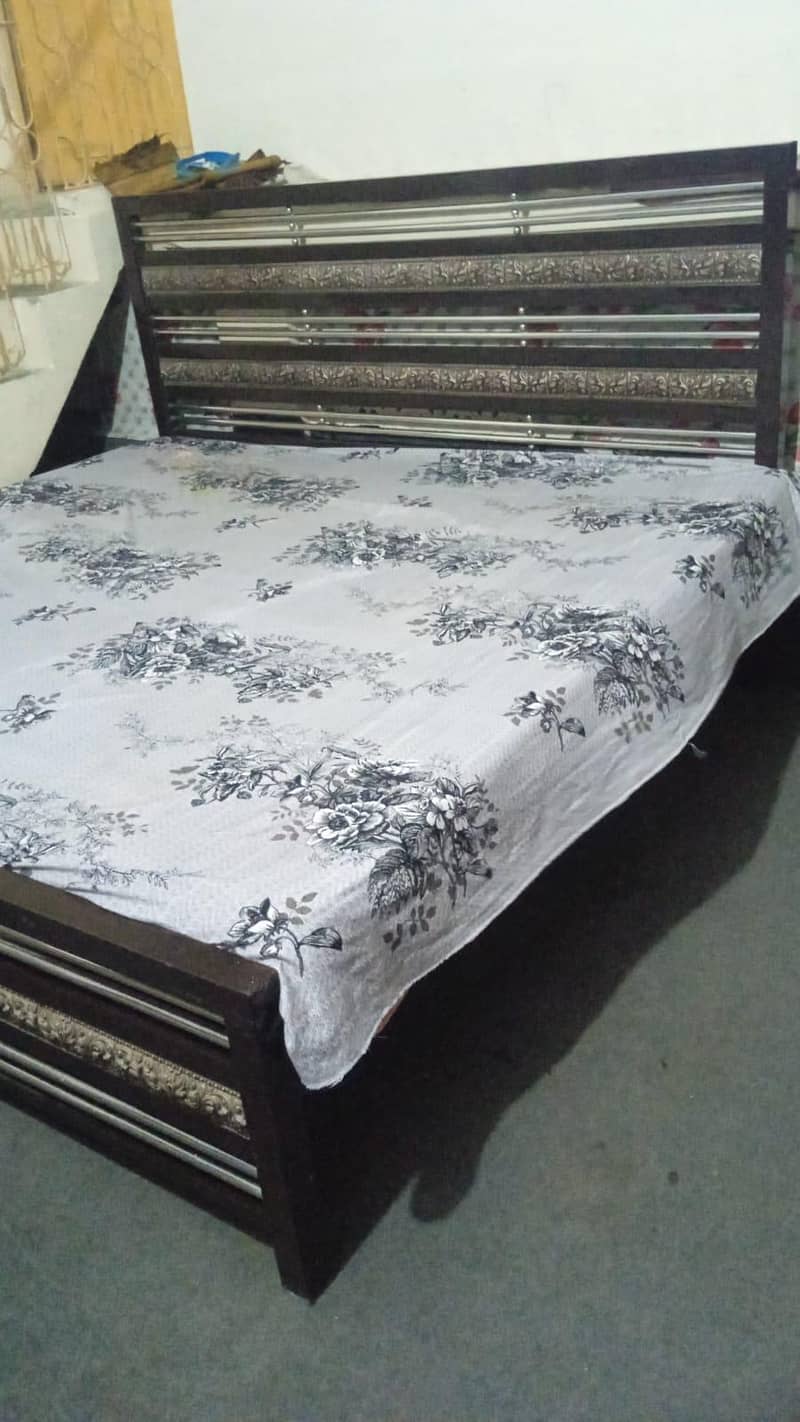 queen size bed 1