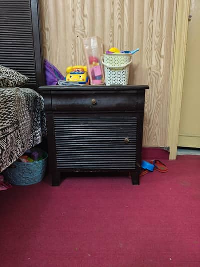 2 bed side table and dressing table for sale urgent