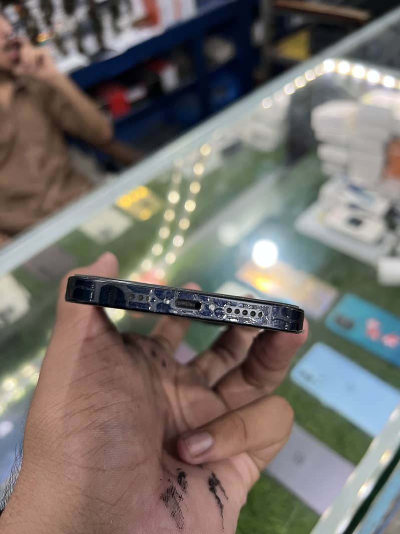 Apple iPhone 12 4