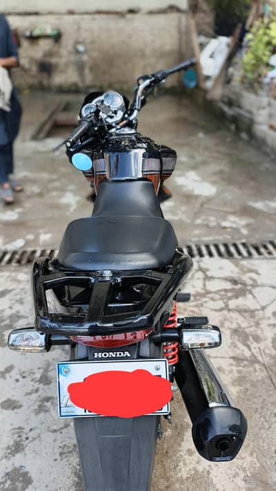 Honda cb 150f neat and clean one hand use low milage  urgent sale