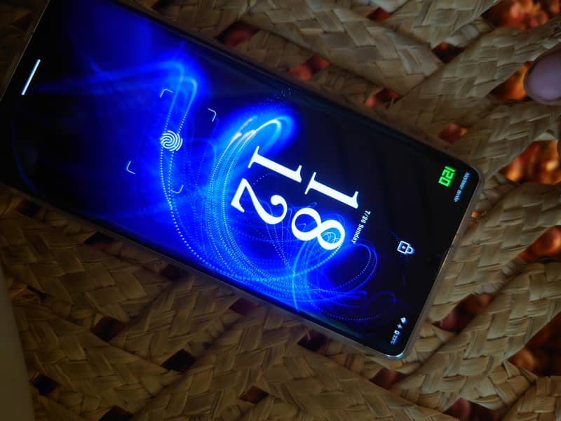 Sharp Aquos r6 2
