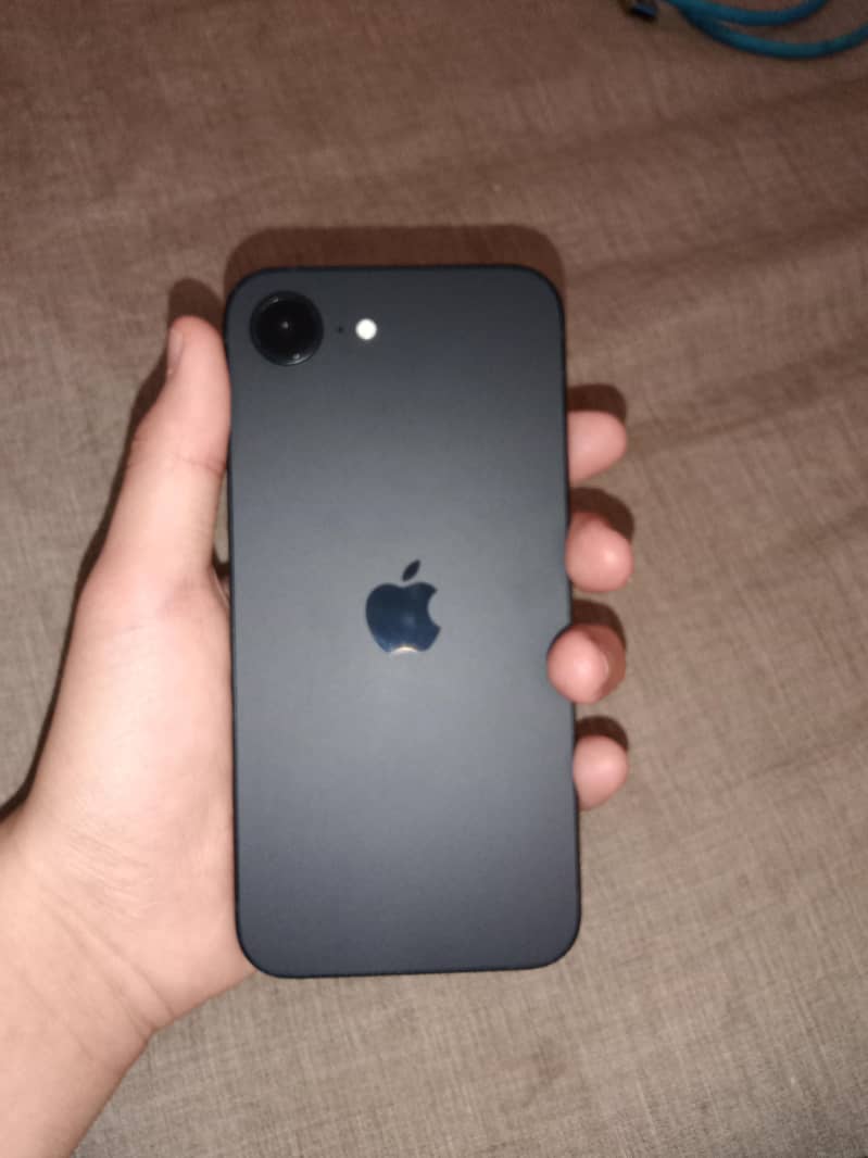 Apple iPhone 16e 0