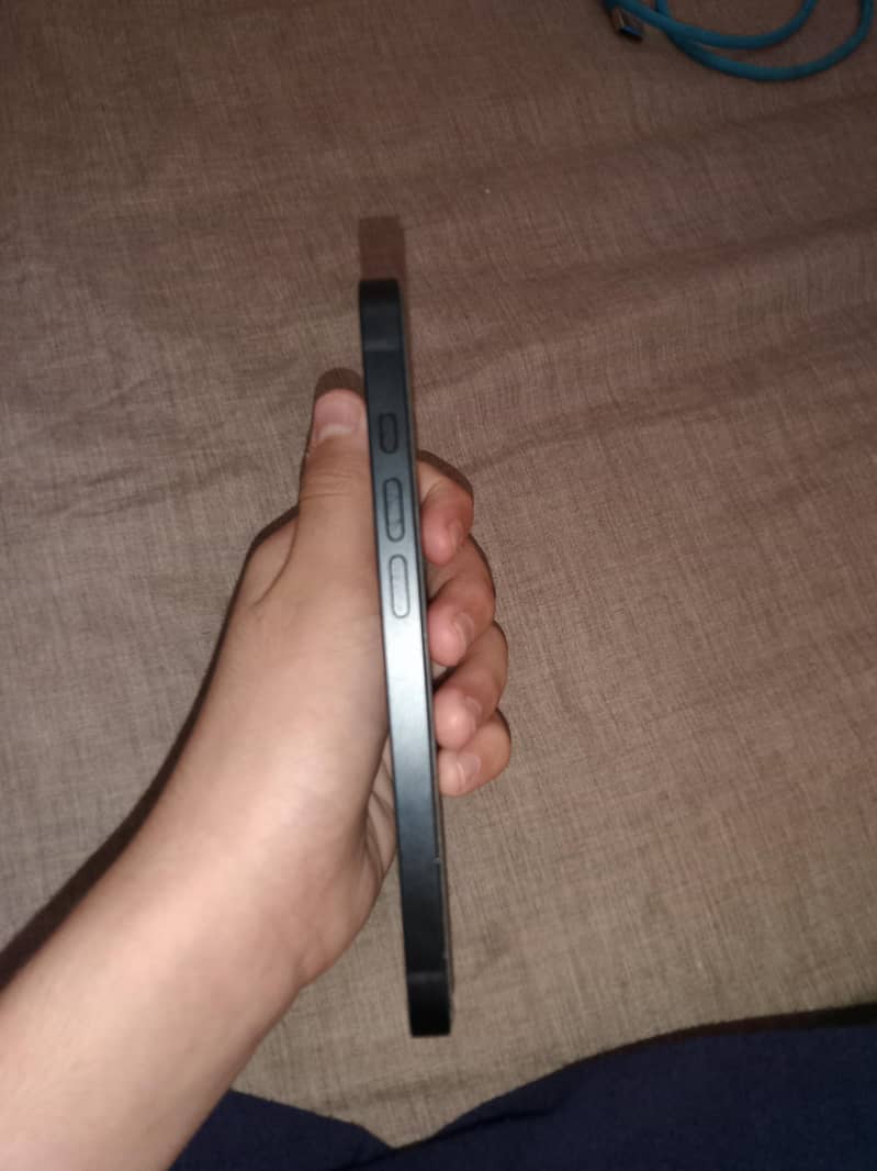 Apple iPhone 16e 2