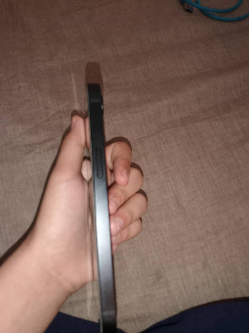 Apple iPhone 16e 3