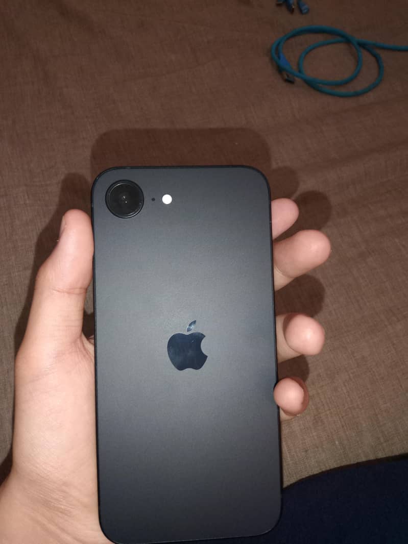 Apple iPhone 16e 4