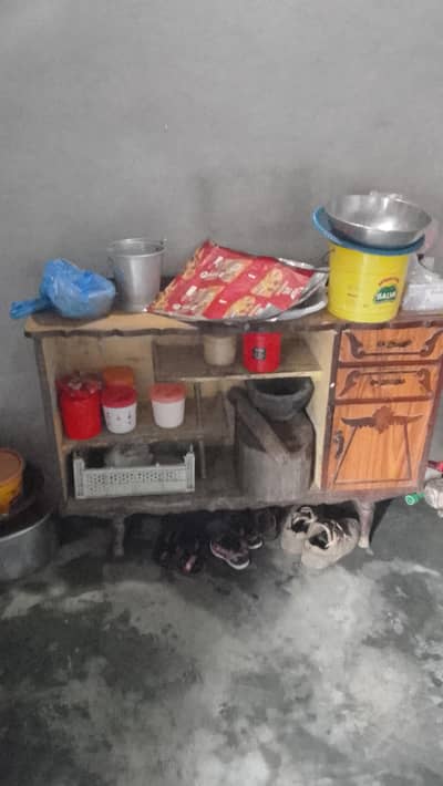 kitchen mei rakhny k liye