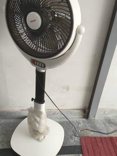 Royal fan in good condition. 5 months used 03356281856