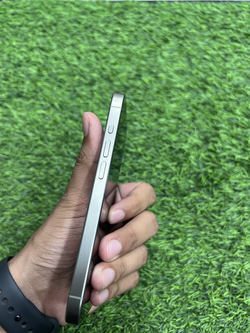 Apple iPhone 15 Pro 4