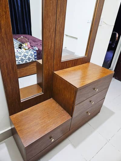 DRESSER