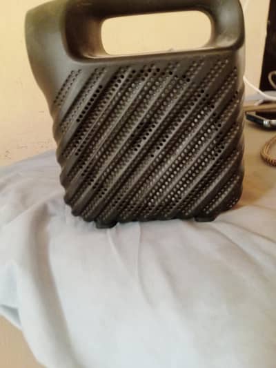 good speaker excellent sound just surakh Kiya ha taka sound acha aya