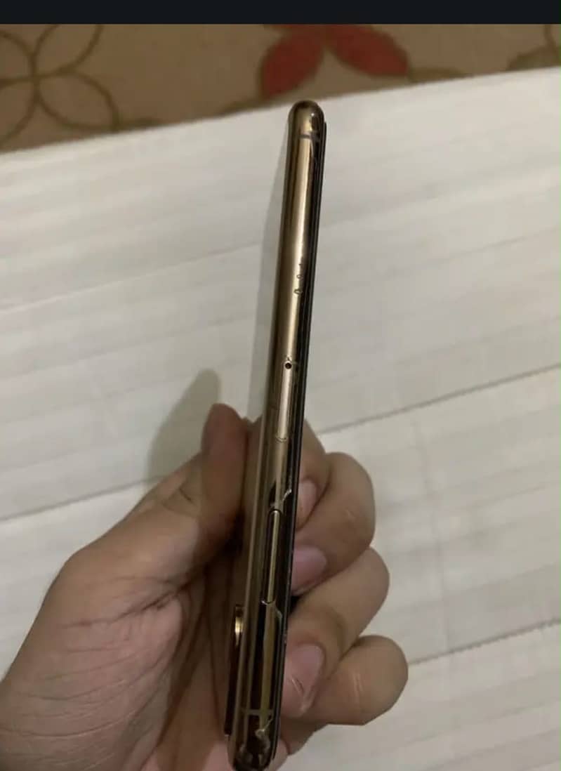 Apple iPhone XS 4