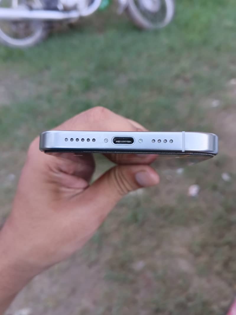 Apple iPhone 16 Pro Max 2