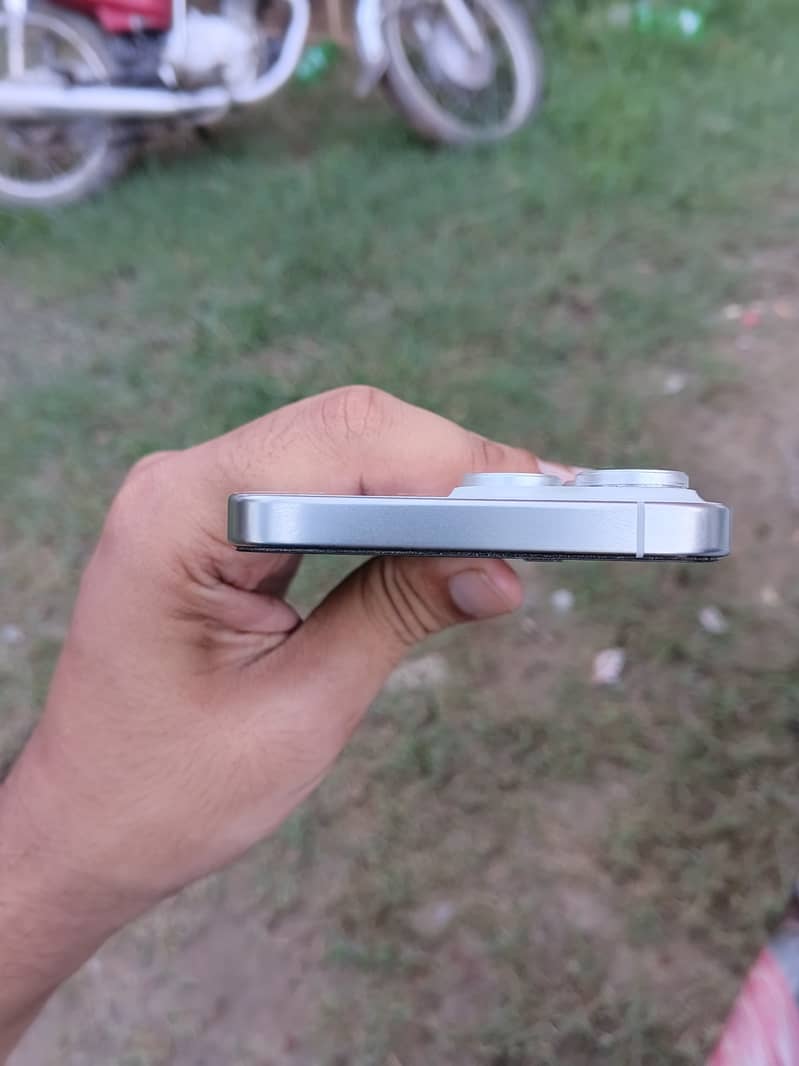 Apple iPhone 16 Pro Max 3