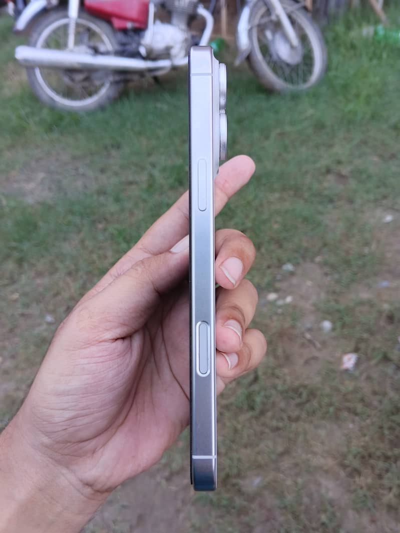 Apple iPhone 16 Pro Max 4