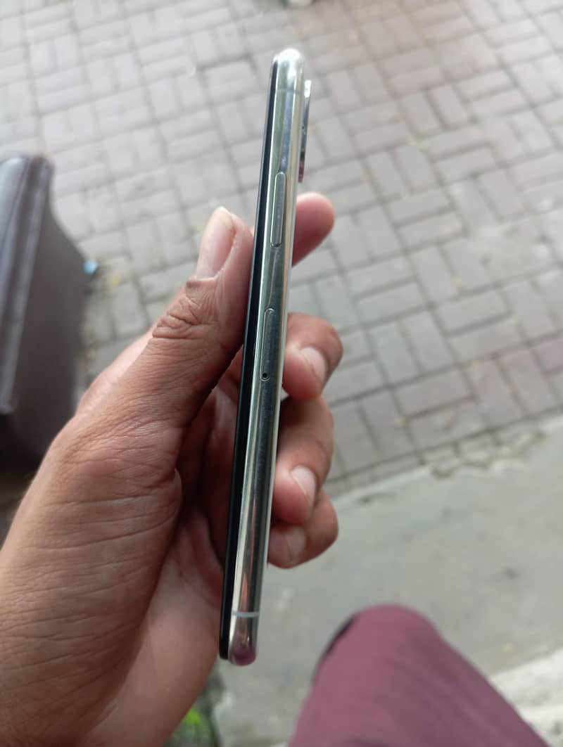Apple iPhone X 4