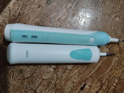 braun oral b electric toothbrush machine with 2new  brushes and box