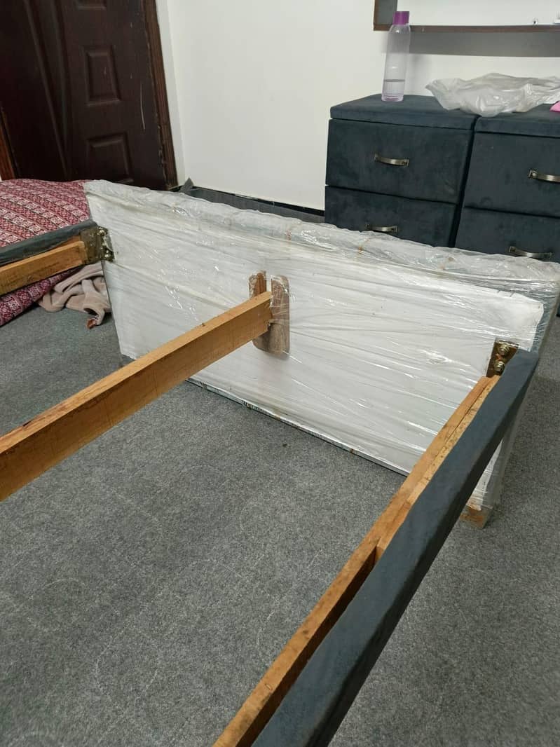 single Bed with 2 side tables 2