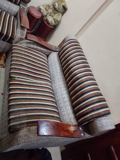 7 seats only soafa set 7/10 used no table urgent sale