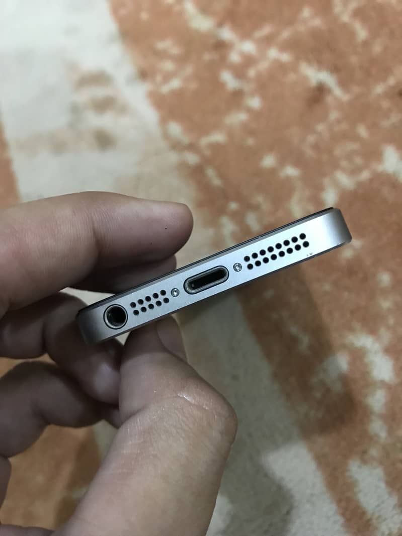 Apple iPhone SE 15
