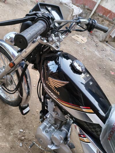 CG 125s Brand New Just  430 kilometers urgent sale Only serus buyers