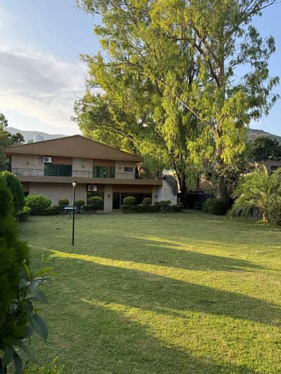 Fully Furnished House With Big Lawn