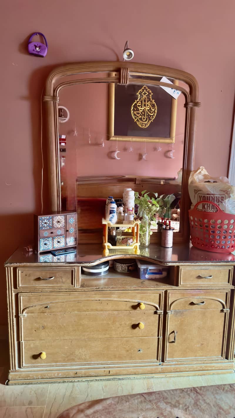 Used dressing table 0