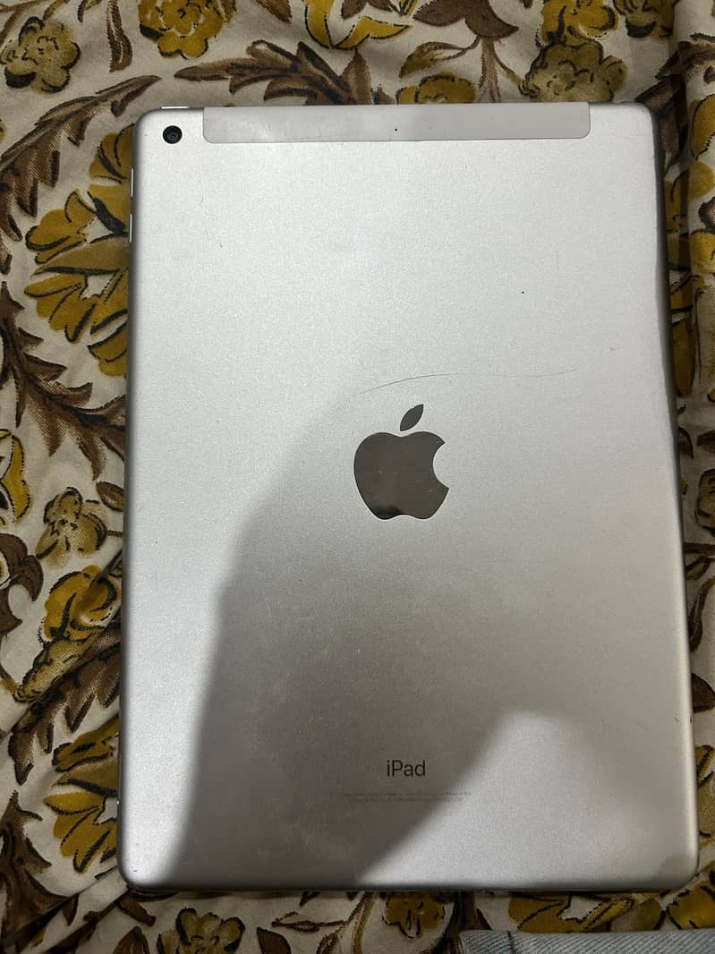 Ipad 6th generation cellular (sim) 32gb 1